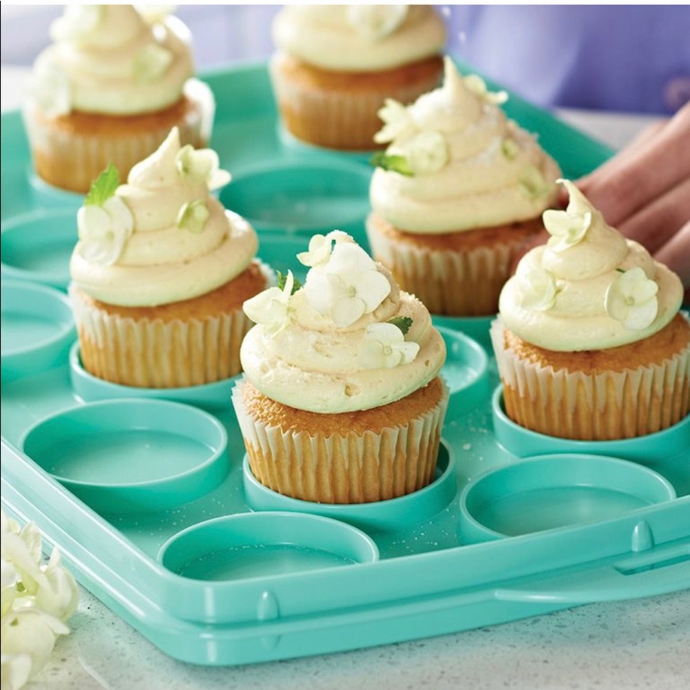 Tupperware Cake & Cupcake Taker - Picture 2 of 4